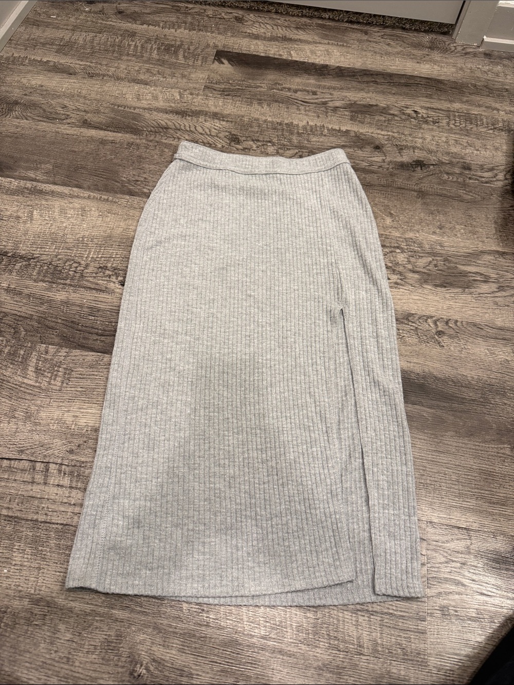 Abercrombie & Fitch Light Gray Ribbed Midi Skirt with Side Slit